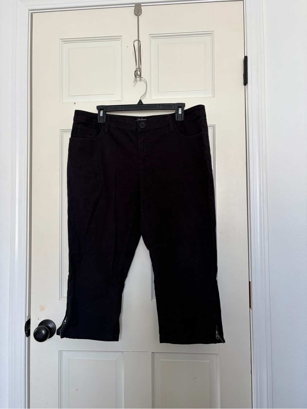 Daisy Fuentes Black Capris
